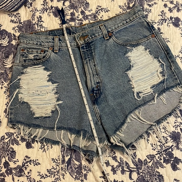 Vintage Levi Cutoffs 💙 - Picture 5 of 6